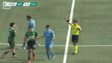 شاهد بالفيديو.. لاعب يعتدي على حكم بعد طرده