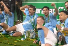 عمر مرموش يحتفل بالفوز بلقب كأس الرابطة الإنجليزية