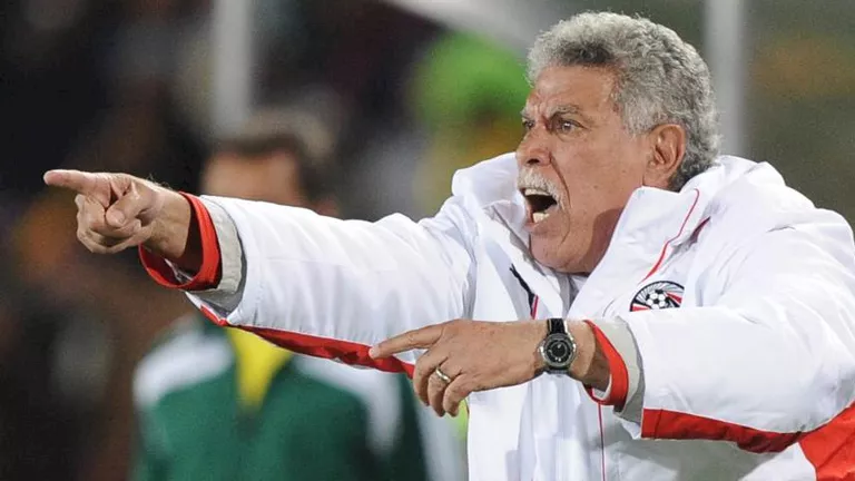 لقطة مميزة بين حسن شحاتة وأبناء الراحل محمد صبري 1 لقطة مميزة بين حسن شحاتة وأبناء الراحل محمد صبري