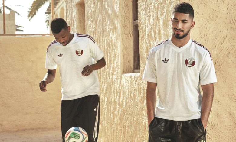 ‫ العنابي يكشف عن قميصه الاحتياطي لمونديال 2026