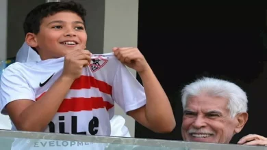 بالفيديو.. لقطة مؤثرة لحسن شحاتة وحفيده من مباراة الزمالك