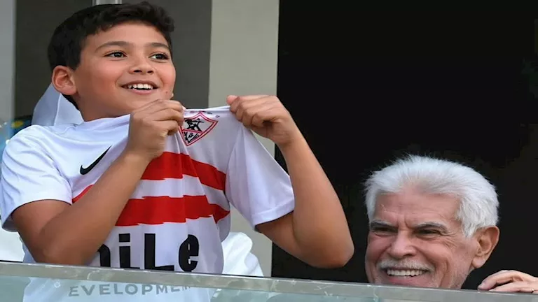 بالفيديو.. لقطة مؤثرة لحسن شحاتة وحفيده من مباراة الزمالك