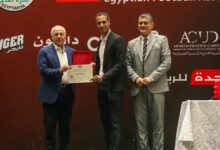 هاني أبوريدة يسلم