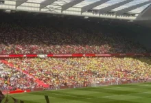 هجوم قوي من جماهير ليفربول ضد إدارة النادي خلال مباراة كريستال بالاس