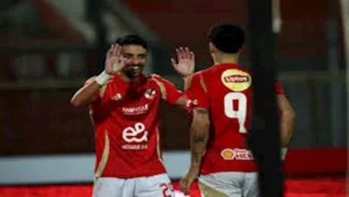 وسام أبو علي يهنئ طاهر محمد بعد هدفه في سموحة