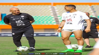 اعتراض و"ربع محترف" وعناق.. تسلسل أزمات مصطفى محمد وحسام حسن
