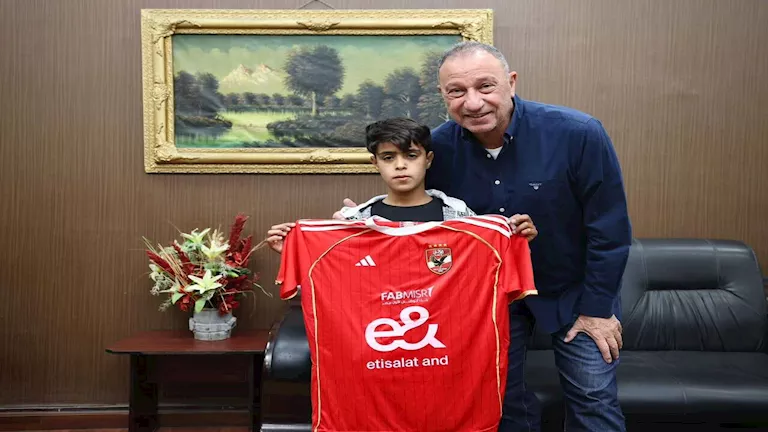 الخطيب يزور مشجع الأهلي ويطمئن على حالته الصحية