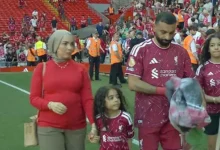 موقف مؤثر لـ زوجة صلاح أثناء توديع ليفربول
