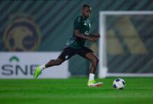 ‫ تعرض نجم المنتخب السعودي لسرقة سيارته وجواز سفره في