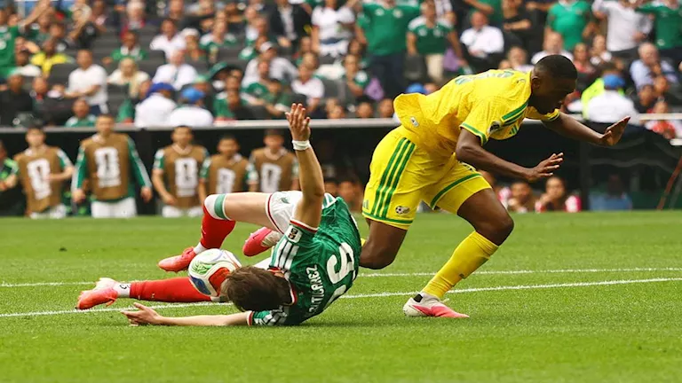 طرد تاريخي لمدافع منتخب جنوب إفريقيا | مصراوي